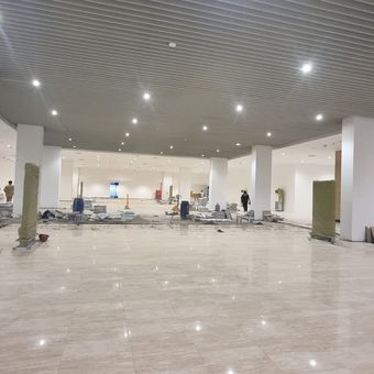 Progres pengerjaan ruang tunggu Terminal 2F Bandara Soekarno-Hatta yang akan menjadi terminal khusus jemaah umrah, Jumat (8/3/2024). 