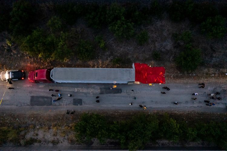 Dalam pandangan udara ini, anggota penegak hukum menyelidiki trailer traktor pada 27 Juni 2022 di San Antonio, Texas. Menurut laporan, sedikitnya 46 orang, yang diyakini sebagai pekerja migran dari Meksiko, ditemukan tewas di sebuah trailer traktor yang ditinggalkan. Lebih dari selusin korban ditemukan hidup, menderita sengatan panas dan dibawa ke rumah sakit setempat. Sementara pada Senin (6/3/2023), meksiko temukan 343 migran di dalam truk, termasuk 100 lebih anak di dalamnya.