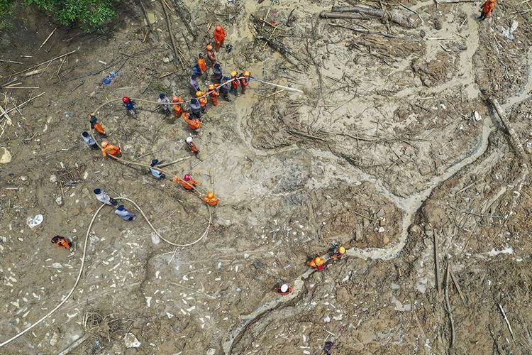 Foto udara  anggota tim SAR gabungan menggunakan alat penyemprot air untuk melakukan pencarian korban tanah longsor dan banjir bandang yang masih belum ditemukan di Kampung Sinar Harapan, Desa Harkat Jaya, Kecamatan Sukajaya, Kabupaten Bogor, Jawa Barat, Sabtu (11/1/2020). Basarnas memperpanjang masa pencarian selama tiga hari atau hingga 14 Januari untuk melakukan pencarian tiga korban yang masih belum ditemukan dikawasan tersebut.