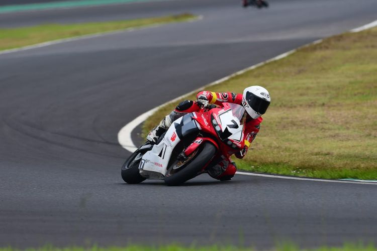 Duet pebalap Astra Honda Racing Team Adenanta Putra dan Herjun Atna Firdaus berhasil meraih podium kedua di Suzuka 4 Hours, Minggu (9/7/2023)