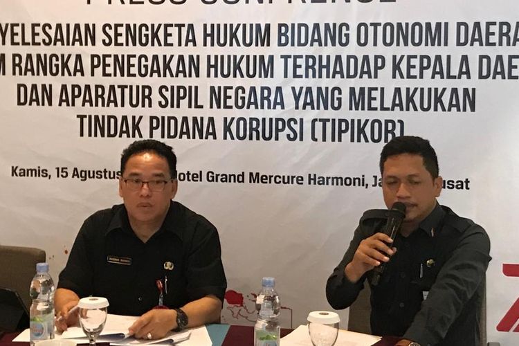 Direktur Fasilitasi Kelembagaan dan Kepegawaian Perangkat Daerah Dirjen Otonomi Daerah Kementerian Dalam Negeri, Makmur Marbun (kiri), saat konferensi pers di Hotel Grand Mercure Harmoni, Jakarta Pusat, Kamis (15/8/2019). 
