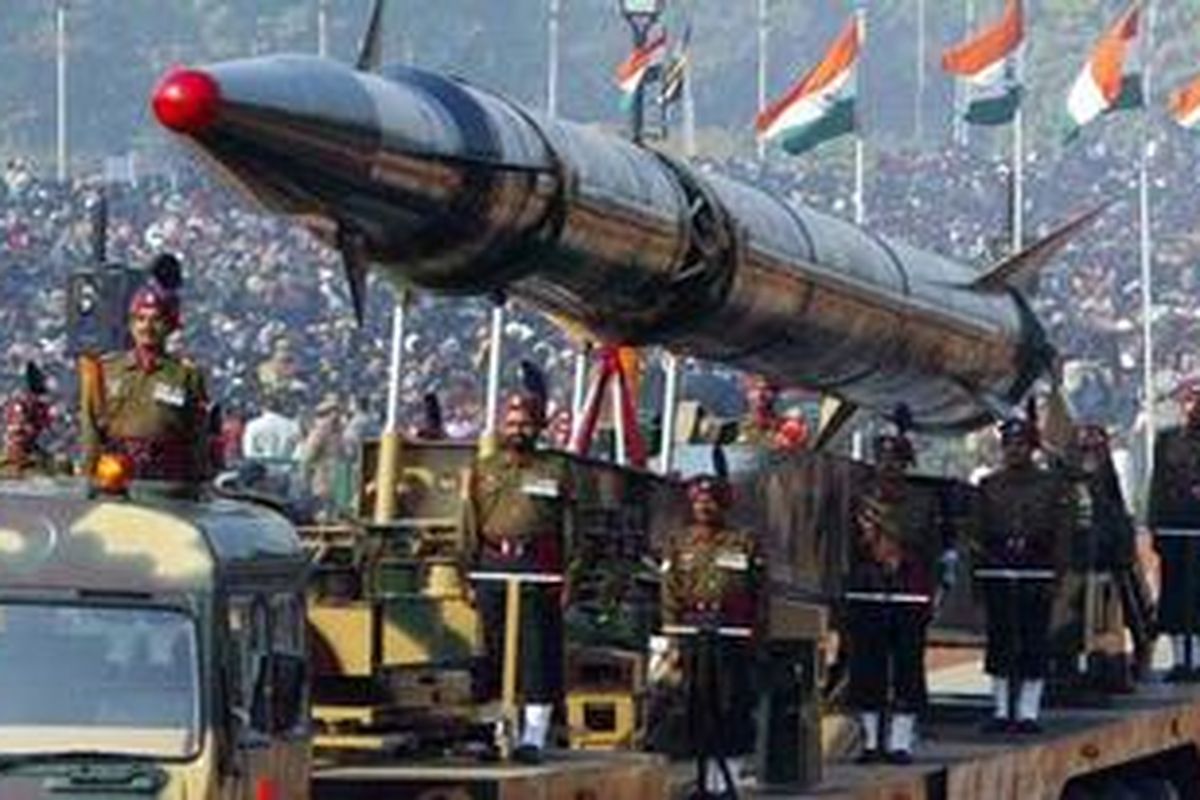 Rudal seri Agni buatan India. Senin (15/11/20110, India sukses melakukan uji coba salah satu rudal jarak jauhnya yang mampu membawa hulu ledak nuklir seberat satu ton hingga jauh ke pedalaman China.