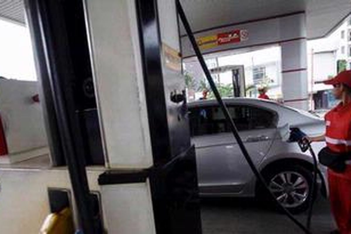 Petugas melayani konsumen saat mengisi bahan bakar minyak di SPBU Pertamina di Jalan Terogong Raya, Jakarta Selatan, Rabu (14/3/2012).