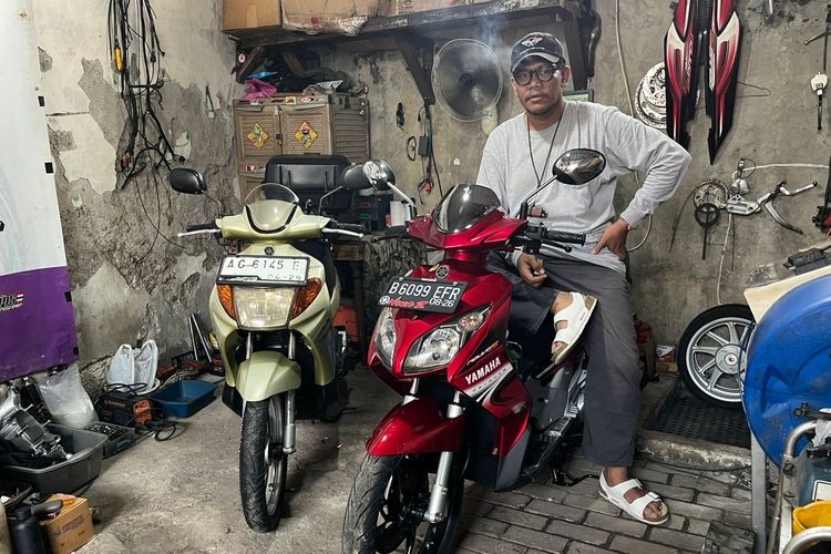 Andrew Danutirta bersama dua unit Yamaha Nouvo miliknya.