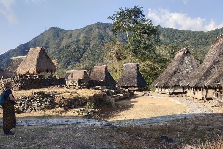 Kampung Tradisional Wologai, Desa Wologai Tengah, Kecamatan Detusoko, Kabupaten Ende, NTT, Senin, (9/10/2023) ramai dikunjungi wisatawan mancanegara dan Nusantara. (KOMPAS.com/MARKUS MAKUR)