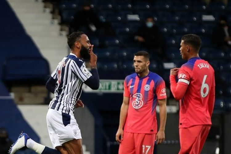 Kyle Bartley merayakan gol di hadapan Thiago Silva dalam laga West Brom vs Chelsea pada lanjutan pekan ketiga Liga Inggris 2020-2021 yang digelar di Stadion The Hawthorns, Sabtu (26/9/2020) malam WIB.