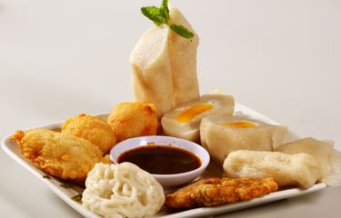 Sejarah Pempek, Olahan Seafood Terenak di Dunia Halaman all ...