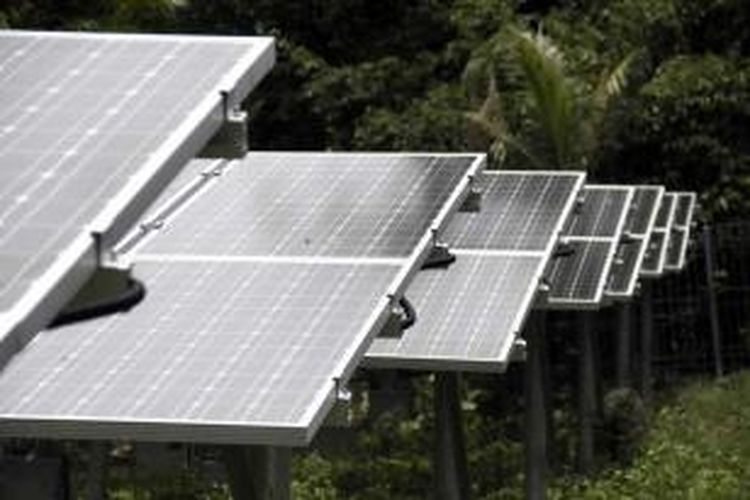 ILUSTRASI: Panel surya pada sistem Pembangkit Listrik Tenaga Surya Terpusat yang dibangun Kementerian Energi dan Sumber Daya Mineral RI bekerjasama dengan Kementerian Kelautan dan Perikanan RI di pulau-pulau terpencil di Sulawesi Utara.