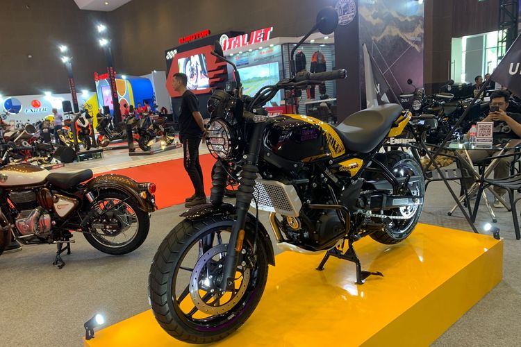 Royal Enfield Gueriila 450 di booth Royal Enfield pada ajang IIMS 2025