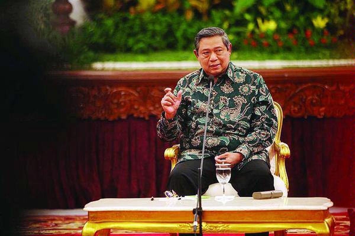 Presiden Susilo Bambang Yudhoyono menjawab pertanyaan wartawan saat acara silaturahim dengan wartawan di Istana Negara, Jakarta, Senin (13/2). Presiden menjawab pertanyaan atas berbagai isu terkini di beberapa bidang.
