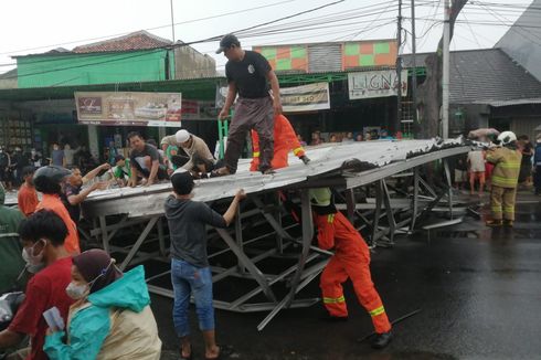 Angin Kencang, Atap Kanopi di Duren Sawit Terbang dan Tutupi Jalan