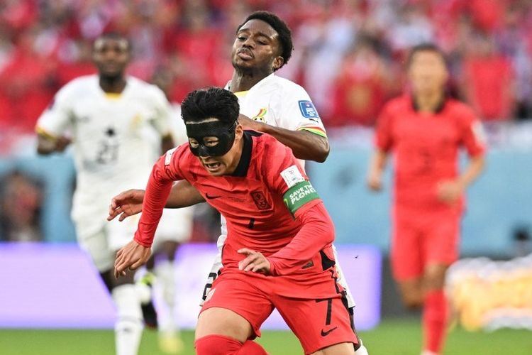 Aksi Son Heung-min dalam laga Grup H Piala Dunia 2022 antara Korea Selatan vs Ghana di Education City Stadium, Al-Rayyan, Doha, Qatar, 28 November 2022. (Photo by Glyn KIRK / AFP)