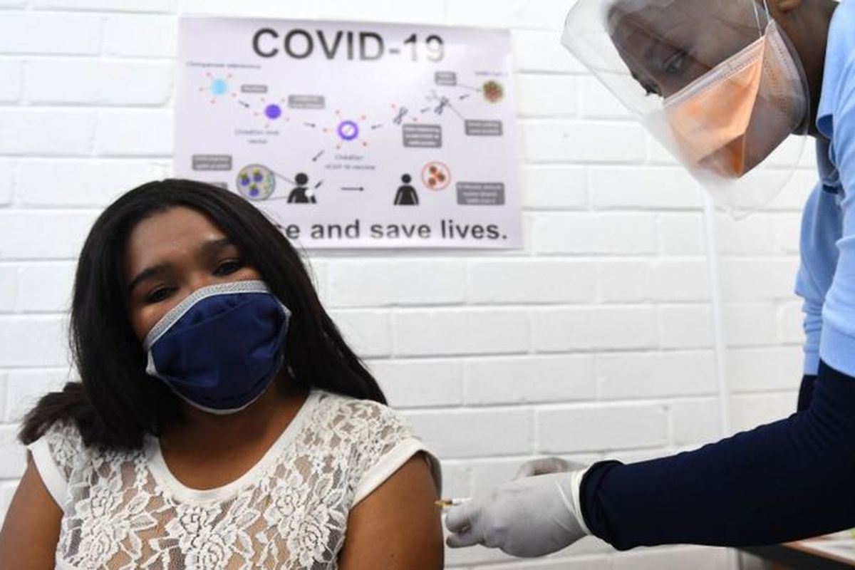 Uji coba vaksin corona ciptaan Oxford pada manusia, di Afrika Selatan.