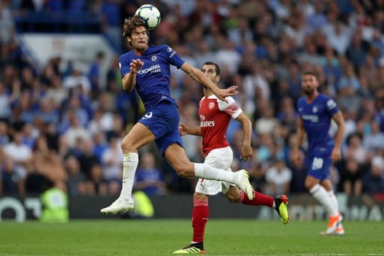 Bek Chelsea, Marcos Alonso, menyundul bola mendahului pemain Arsenal pada pertandingan Premier League di Stadion Stamford Bridge, 18 Agustus 2018.  