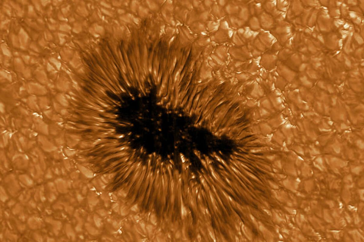 Penampakan permukaan matahari. Bintik matahari diamati dalam resolusi tinggi oleh teleskop GREGOR dengan panjang gelombang 430 nanometer.