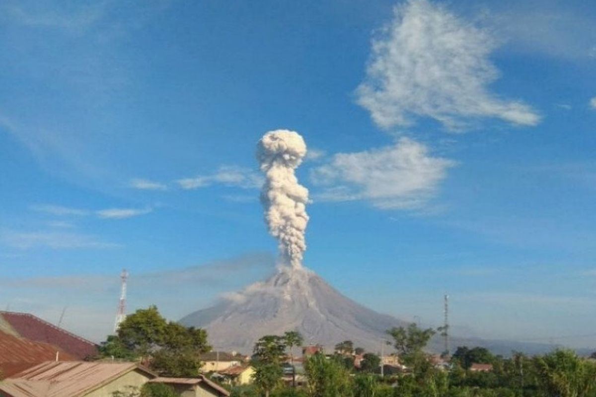 Gunung Sinabung di Kabupaten Karo, Provinsi Sumatera Utara, mengalami erupsi dan menyemburkan abu vulkanik dengan tinggi kolom 2.500 meter pada Senin (10/5/2021).
Laporan erupsi menurut data Pusat Vulkanologi dan Mitigasi Bencana Geologi (PVMBG). 
