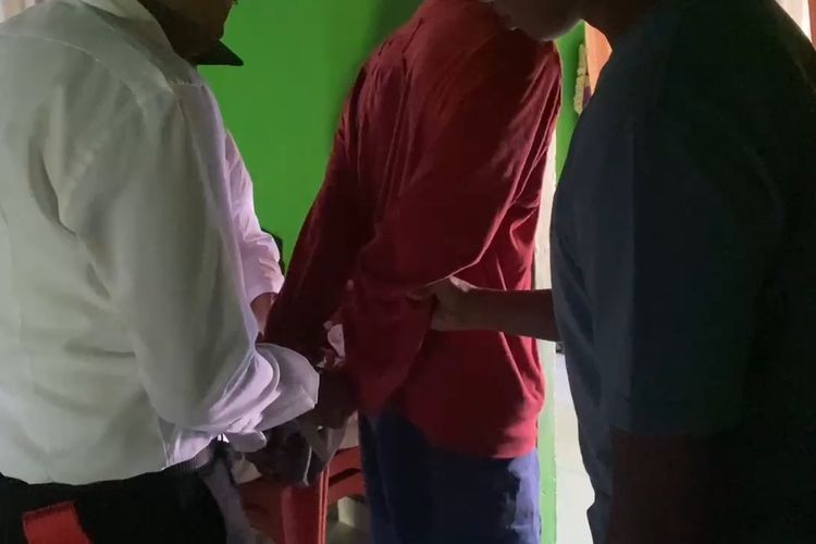 Seorang paman di Kecamatan Gu, Kabupaten Buton Tengah, Sulawesi Tenggara, inisial LA (48), ditangkap karena menjadikan keponakannya inisial W (17) sebagai budak seksnya, Selasa (13/8/2024).