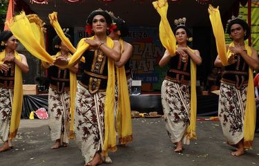 Rianto (tengah depan) menari bersama para penari dari Sanggar Tari Kidang Kencana. 