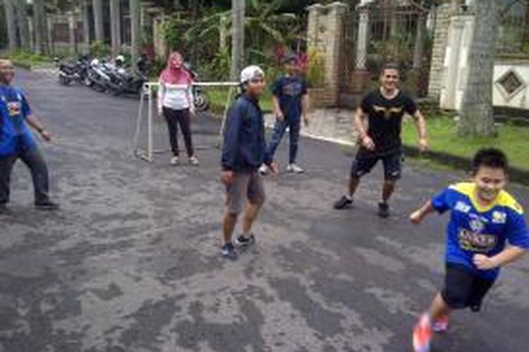 Gonzales main bola di jalanan, di depan rumahnya di Malang.Senin (27/4/2015).