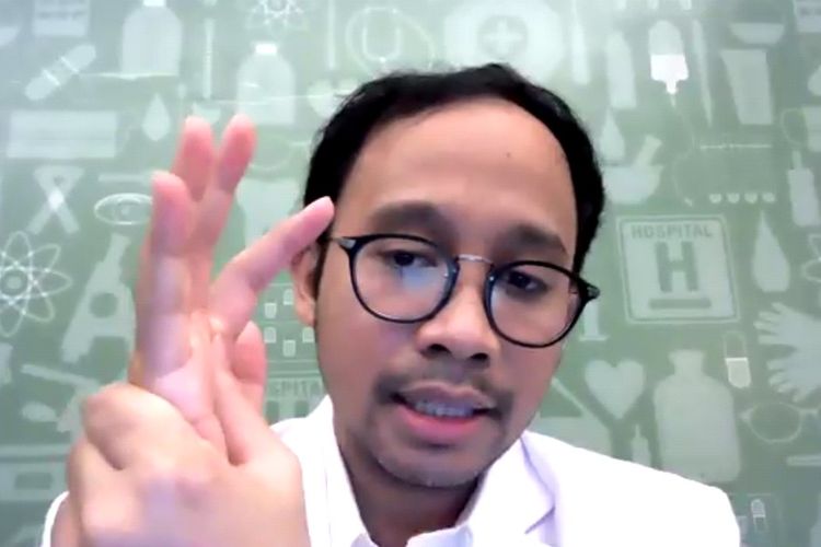 Dokter spesialis bedah ortopedi, dr. Rizky Priambodo Wisnubaroto, SpOT menunjukkan pemijatan pada area telapak tangan yang menunjukkan gejala mirip trigger finger.