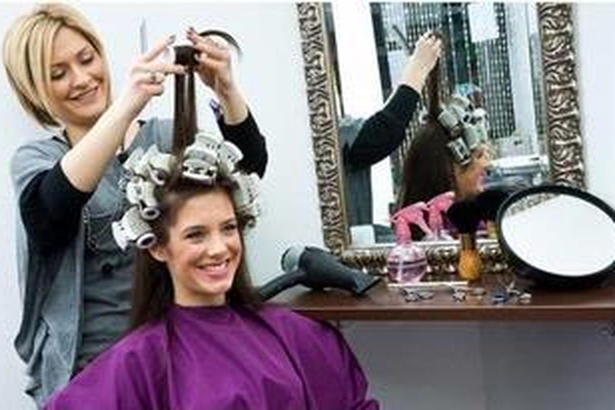 Memakai high heels dilarang, tapi bergosip dengan klien boleh saja.