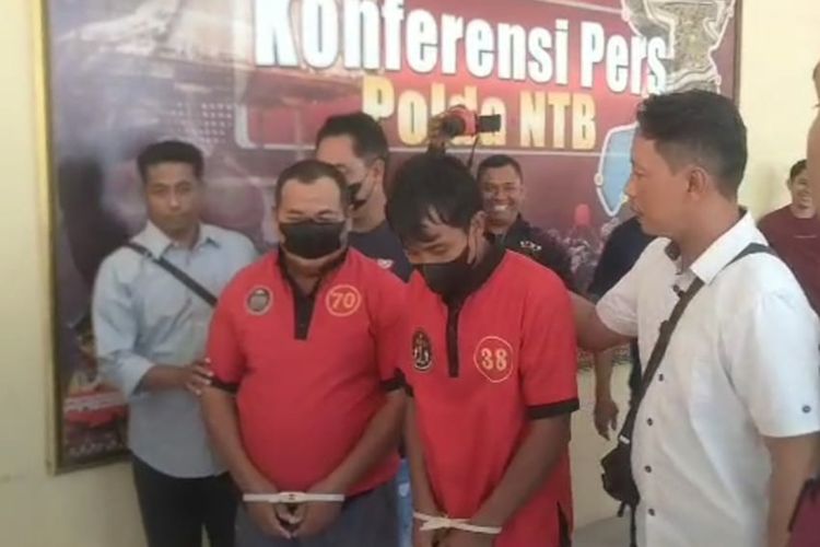 Tiga orang tersangka jariangan pejual daging penyu hijau ke wikayah Bali, ditangkap aparat kepolisian Polda NTB, mereka membawa 300 kilogram daging penyu dari Sumbawa ke Lombok dan akan dijual ke Bali.