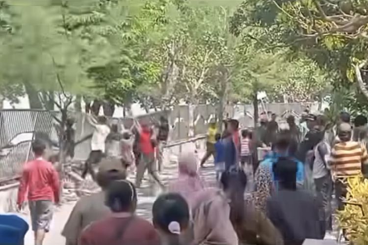 Pedagang rusak pagar di Watu-Watu Pantai Kenjeran Surabaya