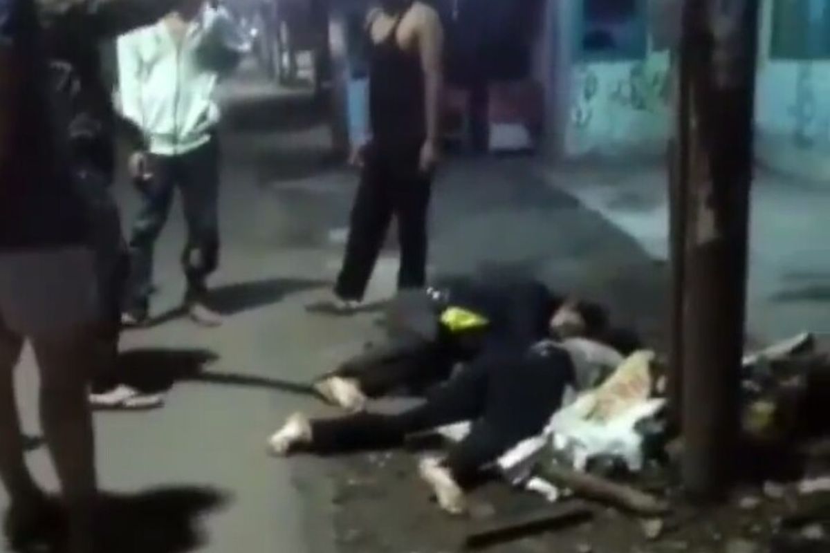 Video yang memperlihatkan dua orang pria tergeletak di pinggir jalan WR. Supratman Kelurahan Rengas, Kecamatan Ciputat Timur, Kora Tangerang Selatan, viral di media sosial. Dua orang tersebut merupakan korban kecelakaan yang terjadi pada Minggu (10/5/2020) dini hari. 