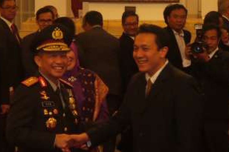 Staf Khusus Presiden Diaz Hendropriyono saat bersalaman dengan Kapolri baru Jenderal Tito Karnavian di Istana Negara Rabu 13 Uli 2016.