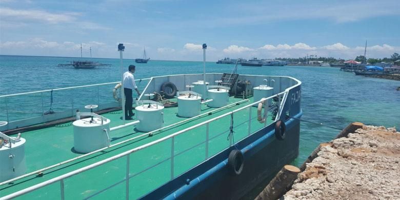 Kapal Self Propelled Oil Barge (SPOB) Fajar Mekar 1 milik Pertamina, di wilayah kepulauan Wakatobi