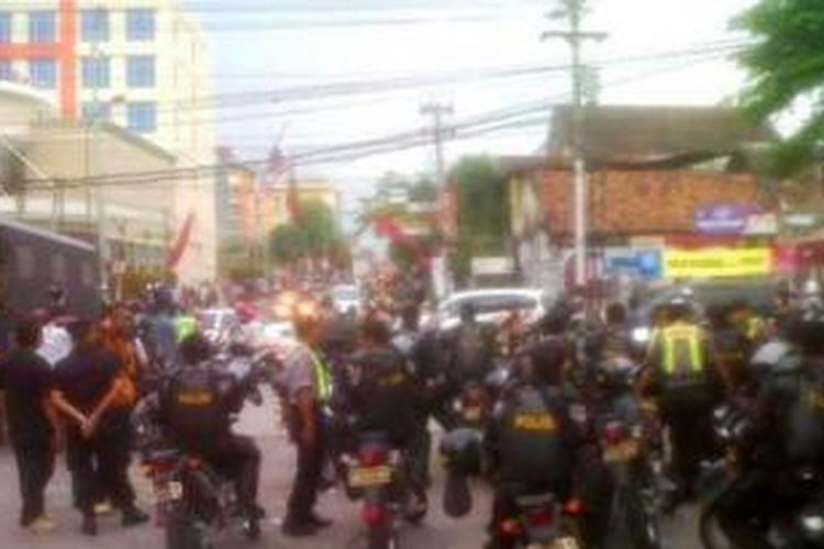 Ratusan massa pendukung capres-cawapres Prabowo-Hatta dengan massa pendukung Jokowi-JK, terlibat aksi saling lempar batu di perempatan Ngabean, Kota Yogyakarta, Selasa (24/6/2014). 
