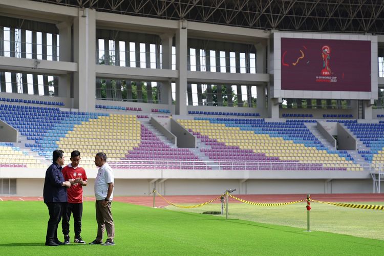 Chairperson of Indonesia's Football Association Erick Thohir (left) speaks to Youth and Sports Minister Zainudin Amali (right) and Solo Mayor Gibran Rakabuming Raka (center), the eldest son of President Joko Widodo, when visiting Manahan Stadium in Solo City on Sunday, March 12, 2023. 