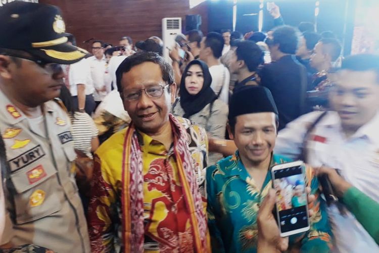 Mantan Ketua Mahkamah Konstitusi (MK) Mahfud MD, berfoto bersama usai acara silaturahmi dan apel kebangsaan dalam rangka pemilu damai, di Rumah Radakng, Pontianak, Kalimantan Barat, Jumat (12/4/2019).  