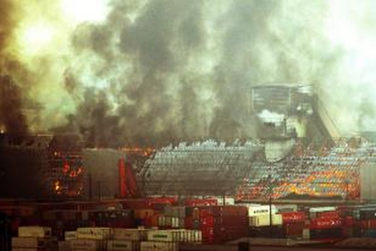 Kebakaran melanda kompleks pergudangan Pelabuhan Santos, Brasil, Jumat (18/10/2013). Tak kurang dari 180.000 ton gula hangus, dan harga gula global langsung terkerek naik. Gudang yang terbakar dimiliki Copersucar, pengekspor gula terbesar dunia.