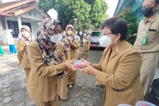 Rayakan Imlek, Dokter Tionghoa di Kulon Progo Bagi-bagi Kue Keranjang