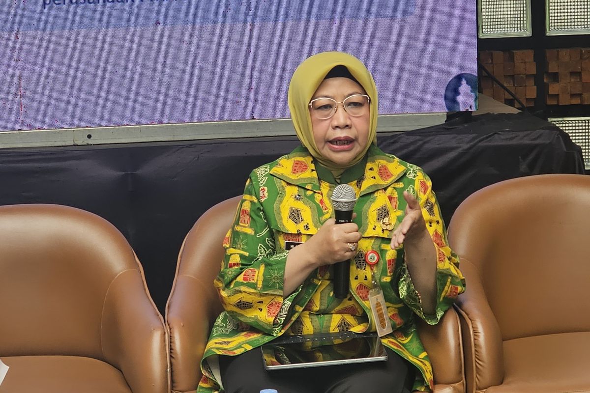 Kepala Dinas Penanaman Modal dan Pelayanan Terpadu Satu Pintu (DPMPTSP) Provinsi Banten, Virgojanti menjelaskan tentang capaian investasi Banten selama Semester I-2025 dalam Rapat Koordinasi Realisasi Investasi Tingkat Provinsi Banten di Puspemkot Tangerang, Kamis (14/8/2025)