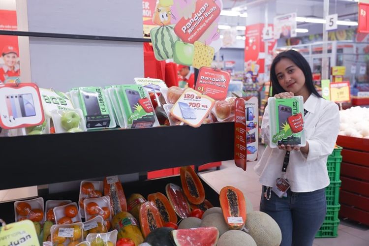 Pengunjung Super Indo bisa menukar 17 buah apel dengan tujuh koin permainan dan merchandise eksklusif Infinix. 