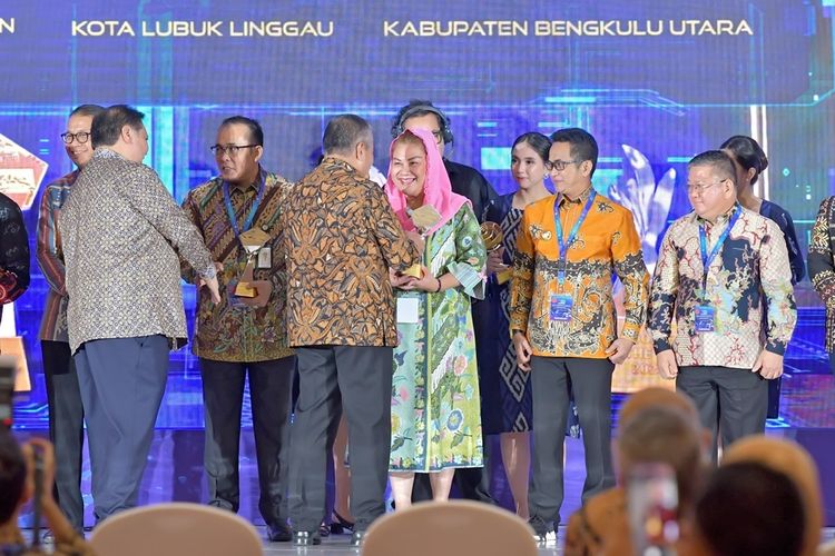 Wali Kota Semarang Hevearita Gunaryanti Rahayu menerima penghargaan dalam acara Rapat Koordinasi Nasional (Rakornas) Percepatan dan Perluasan Digitalisasi Daerah (P2DD) 2024, Senin (23/9/2024).