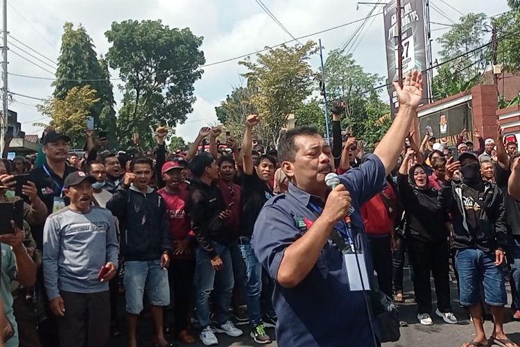 Ribuan pedagang etek Lawu menggwruduk Pengadilan Negeri Kabupaten Magetan, Jawa Timur untuk memberikan dukungan 2 rekan mereka yang menjalani sidang perdana terkait tuntutan dari salah satu warga Desa Desa Pesu, Kecamatan Maospati. Dua pedagang etek dituntut karena berjualan di lingkungan Bitner yang memilikin usaha jualan.