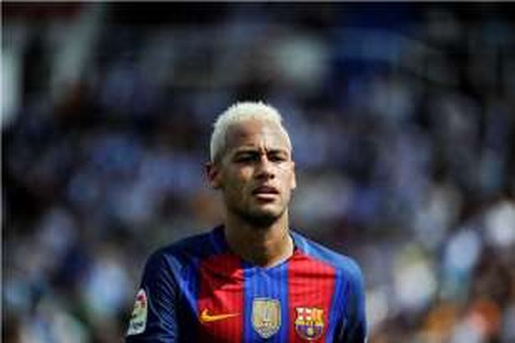 Neymar membela Barcelona saat melawan Leganes pada partai La Liga, 17 September 2016.
