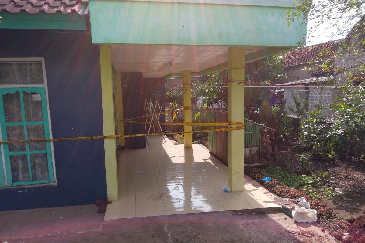 Rumah Solihin di Kampung Babakan Mande, Desa Gunungsari, Kecamatan Ciranjang, Kabupaten Cianjur, Jawa Barat, yang masih terpasang garis polisi, Jumat (20/1/2023). Solihin merupakan salah satu tersangka pembunuhan beruntun di Garut, Bekasi, dan Cianjur.