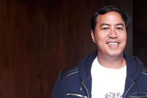 Pandji Pragiwaksono Belajar Menulis Naskah Film dari Ernest Prakarsa