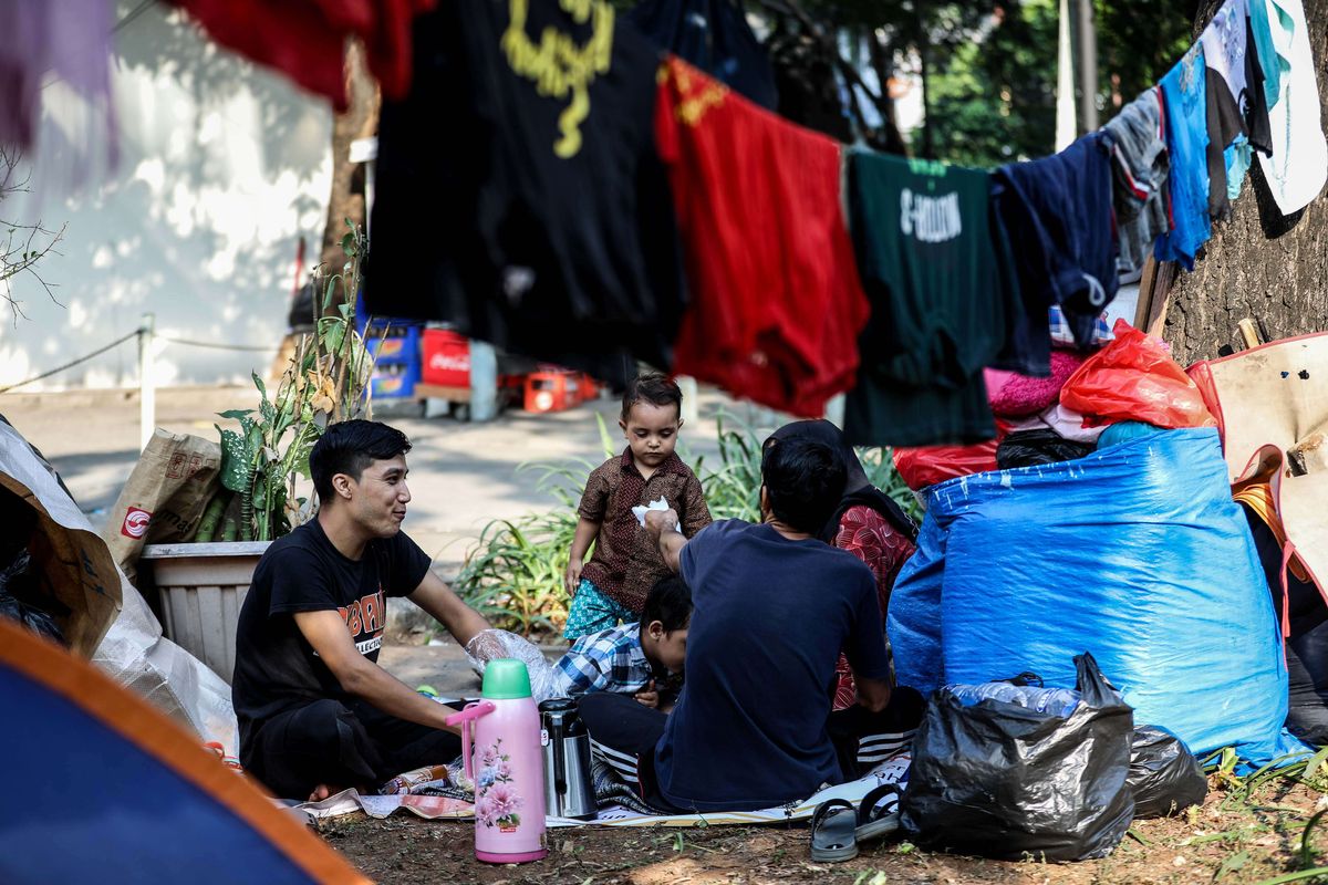 Pencari suaka dari Afganistan, Sudan dan Somalia beraktivitas di Trotoar Kebon Sirih, Menteng, Jakarta Pusat, Sabtu (6/7/2019). Para pencari suaka tersebut menetap di trotoar untuk menuntut kepastian perlindungan dari Komisioner Tinggi PBB untuk Pengungsi atau United Nations High Commissioner for Refugees (UNHCR).