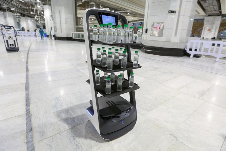 Foto bertanggal 15 Juni 2021 memperlihatkan robot untuk pembagian air Zamzam di Masjidil Haram, Mekkah, Arab Saudi, yang untuk pertama kalinya ditugaskan demi mengurangi kontak antar-manusia saat ibadah haji berlangsung. Pengadaan robot juga dilakukan untuk menerapkan social distancing selama pandemi Covid-19.