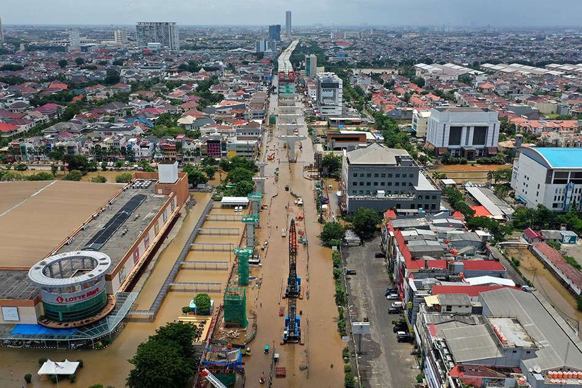 Foto aerial banjir yang menggenangi Jalan Boulevard Barat Raya, Kelapa Gading, Jakarta Utara, Minggu (23/2/2020). Hujan deras sejak Minggu, 23 Februari dini hari membuat sejumlah daerah di Ibu Kota tergenang banjir.
