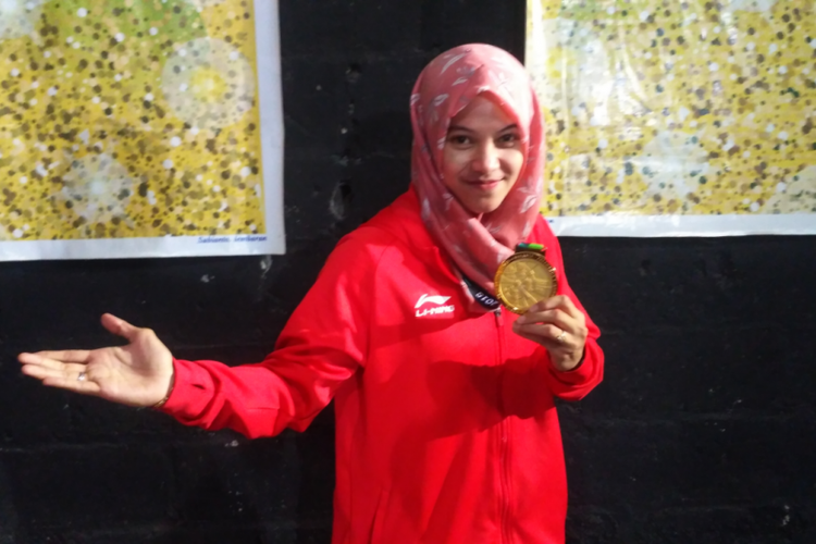 Sarah Tria  Monita (23) atlet pencak silat peraih medali emas di gelaran ajang olahraga Asian Games 2018 saat pulang kampung ke Kediri, Jawa Timur, Rabu (5/9/2018).