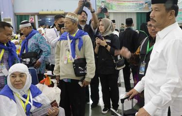 Sejumlah calon jemaah haji di Embarkasi Batam, Kepulauan Riau, jelang keberangkatan pada Rabu (24/3/2023).