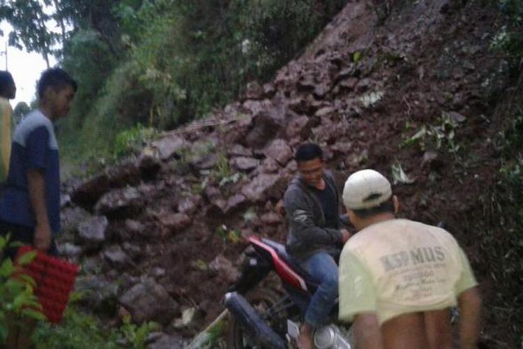 Foto : Inilah longsoran tanah yang menutup akses jalan warga Desa Gedangan, Kecamatan Ngrayun, Kabupaten Ponorogo ke desa lainnya, Minggu ( 22/1/2017) (Foto Setyo Budiono) 