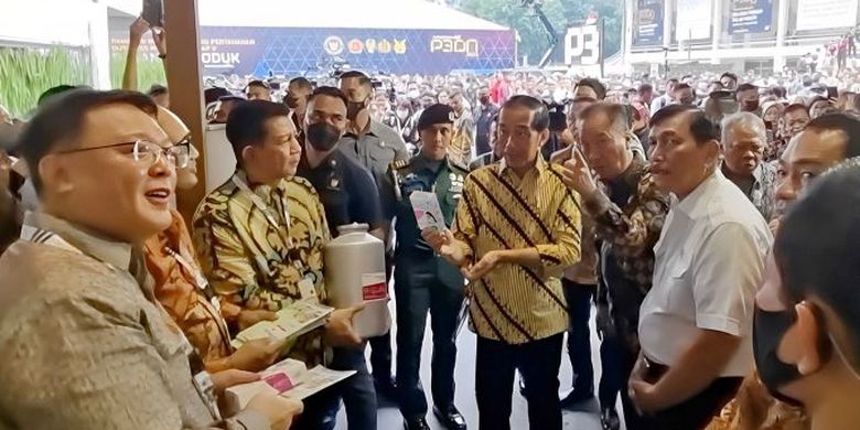 Presiden Joko Widodo bertandang ke stan Dexa Medica dalam pembukaan Business Matching Peningkatan Penggunaan Produk Dalam Negeri (P3DN) di Istora Senayan, Kompleks Gelora Bung Karno (GBK), Jakarta, Rabu (15/3/2023). 