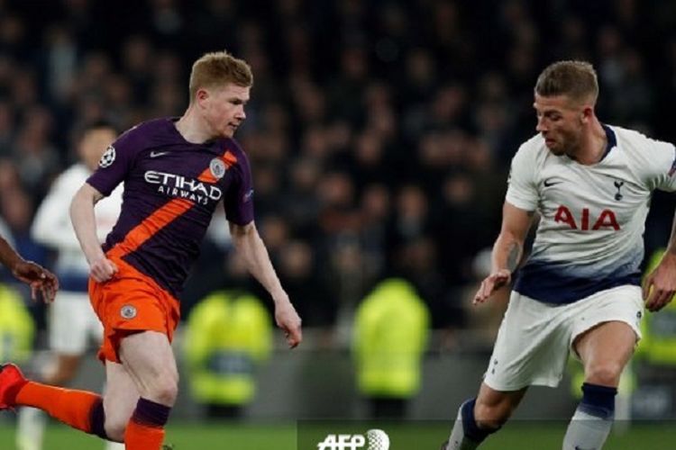 Gelandang Manchester City Kevin De Bruyne diadang bek Tottenham Hotspur, Toby Alderweireld, pada laga leg pertama perempat final Liga Champions, 9 April 2019.